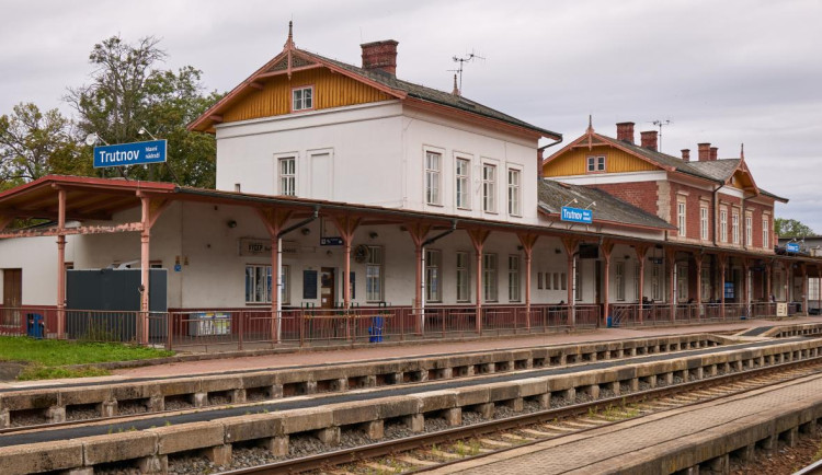 V Trutnově skončí část městských vlaků. Z Hradce pojedou nové půlnoční vlaky