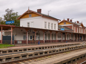 V Trutnově skončí část městských vlaků. Z Hradce pojedou nové půlnoční vlaky