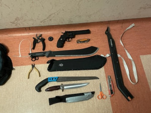 Psychicky nemocný muž měl u sebe mačetu, nože i vzduchový revolver. Nastoupila na něj zásahovka