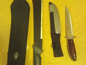 Psychicky nemocný muž měl u sebe mačetu, nože i vzduchový revolver. Nastoupila na něj zásahovka