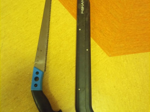 Psychicky nemocný muž měl u sebe mačetu, nože i vzduchový revolver. Nastoupila na něj zásahovka