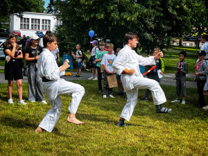 Na akci Bezpečné město na hradecké nábřeží dorazily tisíce dětí