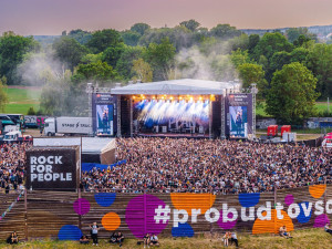 Na rockový festival zamíří od středy na hradecké letiště desítky tisíc lidí