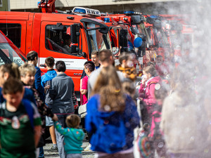 Broumovské náměstí bude zítra plné hasičů, čeká je zásah u dopravní nehodě i hořícího oleje