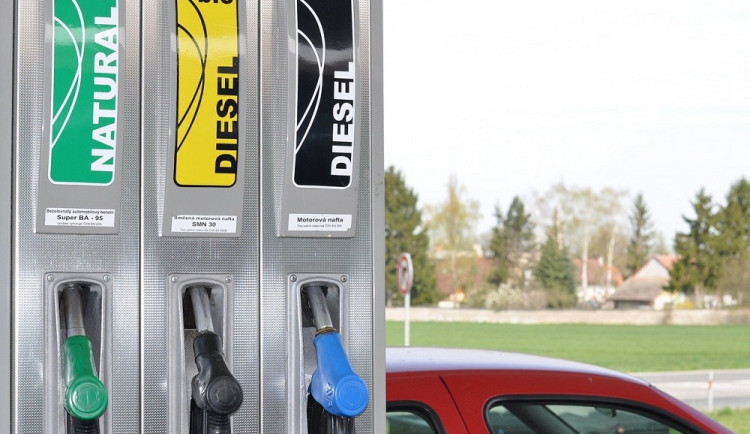 Cenovka benzínu v Královéhradeckém kraji spadla za týden o korunu