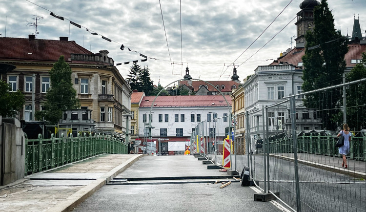 Oprava Pražského mostu v Hradci je za půlkou, omezení zůstává