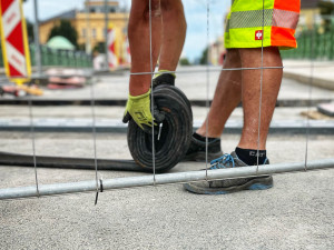 Oprava Pražského mostu v Hradci je za půlkou, omezení zůstává