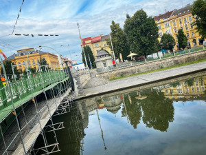 Oprava Pražského mostu v Hradci je za půlkou, omezení zůstává