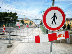 Oprava Pražského mostu v Hradci je za půlkou, omezení zůstává