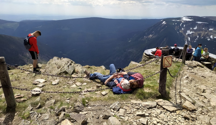 Neukázněné turisty na Sněžce mají držet na uzdě ochranné sítě