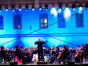 Hradecké Malé náměstí hostí zítra další z řady oblíbených open air koncertů