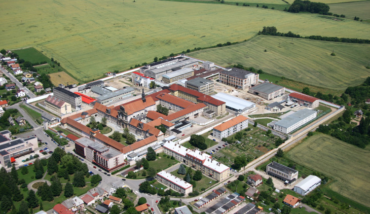 size3-171774636637-207-policie-obvinila-devet-lidi-z-pasovani-drog-do-veznice-valdice-pet-je-veznu