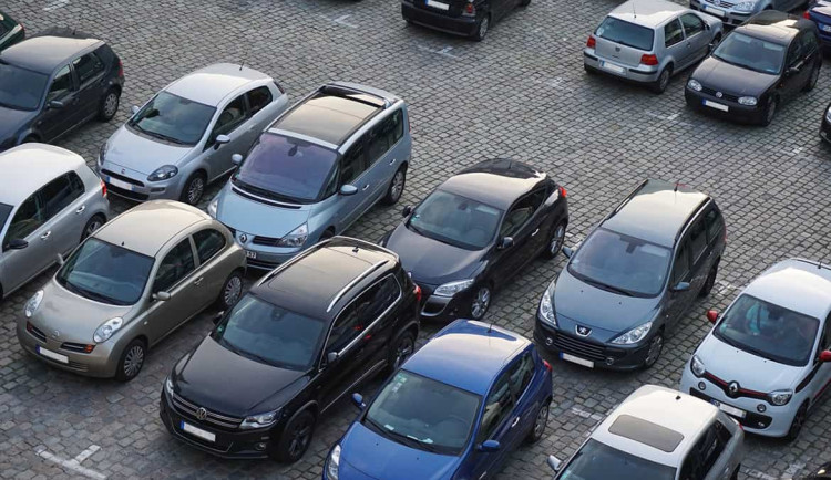 V Jičíně začnou platit nová pravidla pro parkování. Novinky řidiči zaregistrují od prázdnin