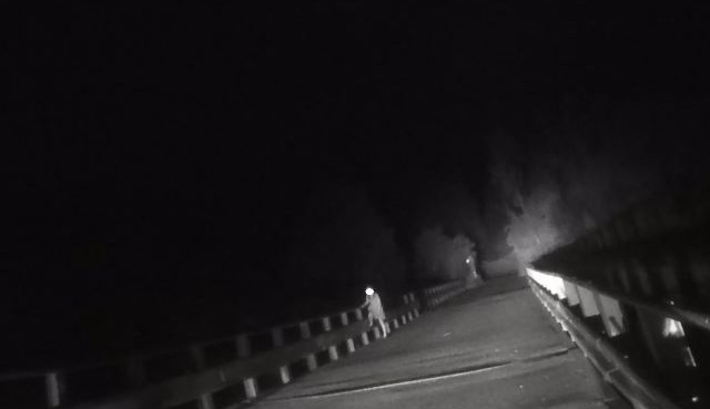 Žena chtěla skočit z mostu. Zabránili jí policisté