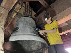 Nejmladší zvoník v Česku společně s tatínkem odhaluje ukrytá tajemství věží a zvoniček