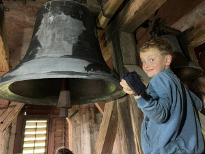 Nejmladší zvoník v Česku společně s tatínkem odhaluje ukrytá tajemství věží a zvoniček