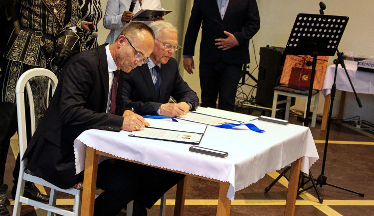 Jičín prodloužil spolupráce s partnerskými městy. K podpisu došlo na Valdštejnských slavnostech