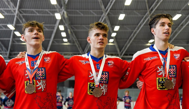 Lukáš Černý (uprostřed) při zisku zlaté medaile