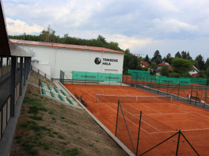 Jičín má novou sportovní halu. Sloužit bude pro tenis, badminton a další sporty