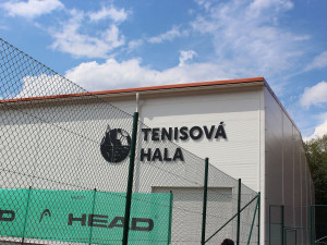 Jičín má novou sportovní halu. Sloužit bude pro tenis, badminton a další sporty