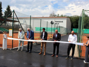 Jičín má novou sportovní halu. Sloužit bude pro tenis, badminton a další sporty