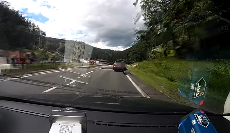 VIDEO: Řidička nadýchala téměř tři promile. Upozornila na sebe rychlou jízdou