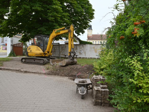 Dvůr Králové se pustil do revitalizace parčíku vedle křižovatky u lázní