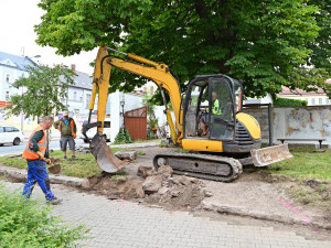 Dvůr Králové se pustil do revitalizace parčíku vedle křižovatky u lázní