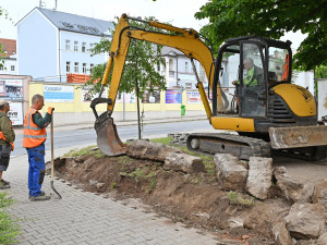 Dvůr Králové se pustil do revitalizace parčíku vedle křižovatky u lázní