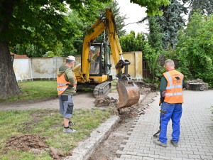 Dvůr Králové se pustil do revitalizace parčíku vedle křižovatky u lázní