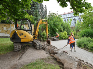 Dvůr Králové se pustil do revitalizace parčíku vedle křižovatky u lázní