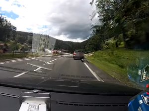 VIDEO: Řidička nadýchala téměř tři promile. Upozornila na sebe rychlou jízdou
