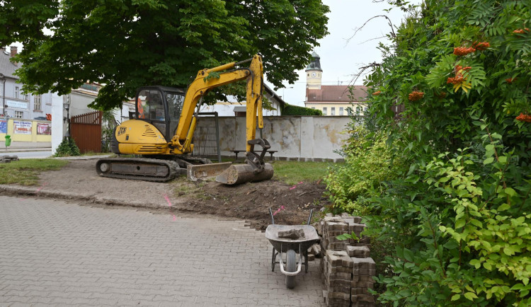 Dvůr Králové se pustil do revitalizace parčíku vedle křižovatky u lázní