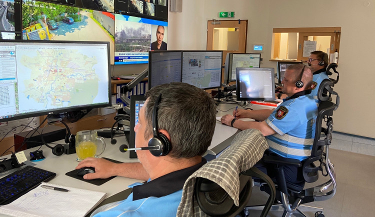 Hradečtí strážníci řeší stále více rušení nočního klidu. Může za to hezké počasí