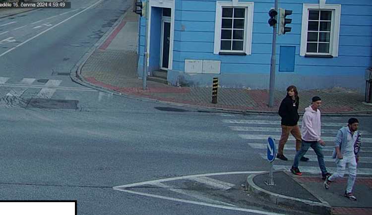 Muž bez důvodu napadl cizince, který skončil v nemocnici. Policie pátrá po trojici mladíků