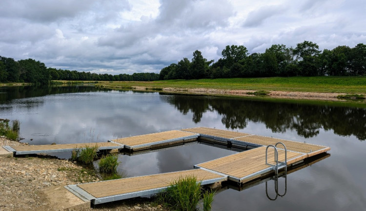 Město přidává další koupací mola na řeku. Užít si je mohou lidé v Českém Vrbném