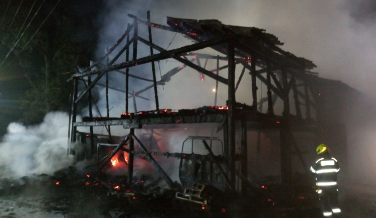 Oheň zničil stavebniny v Náchodě, škoda jde do milionů