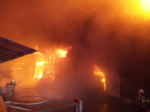 Oheň zničil stavebniny v Náchodě, škoda jde do milionů