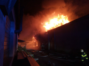 Oheň zničil stavebniny v Náchodě, škoda jde do milionů