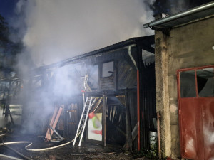 Oheň zničil stavebniny v Náchodě, škoda jde do milionů