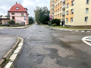 Trutnov nechá opravit ulici Vítězslava Nováka. Celé léto budou práce komplikovat dopravu místním