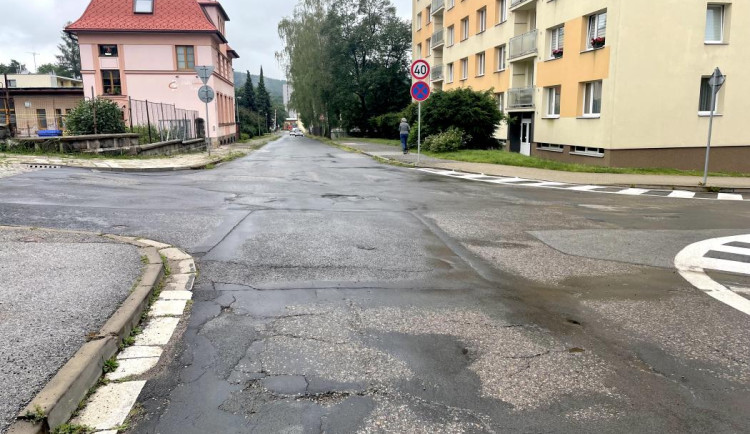 Trutnov nechá opravit ulici Vítězslava Nováka. Celé léto budou práce komplikovat dopravu místním