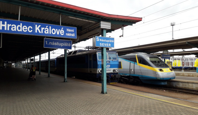 Hradecké nádraží bude mít nové nástupiště, stávají se opraví