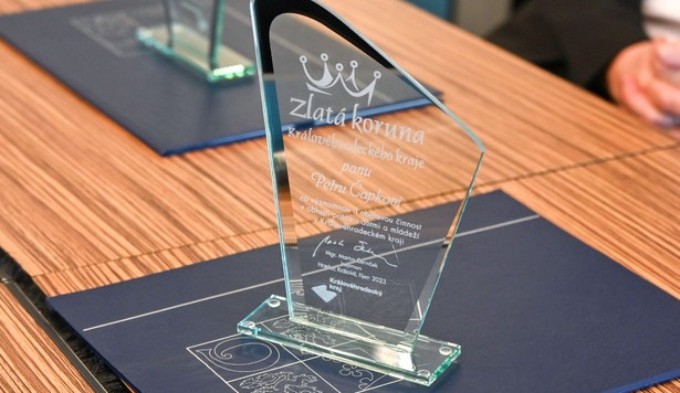 Královéhradecký kraj ocení dobrovolníky v oblasti práce s mládeží. Cenu Zlatá koruna rozdá po sedmé