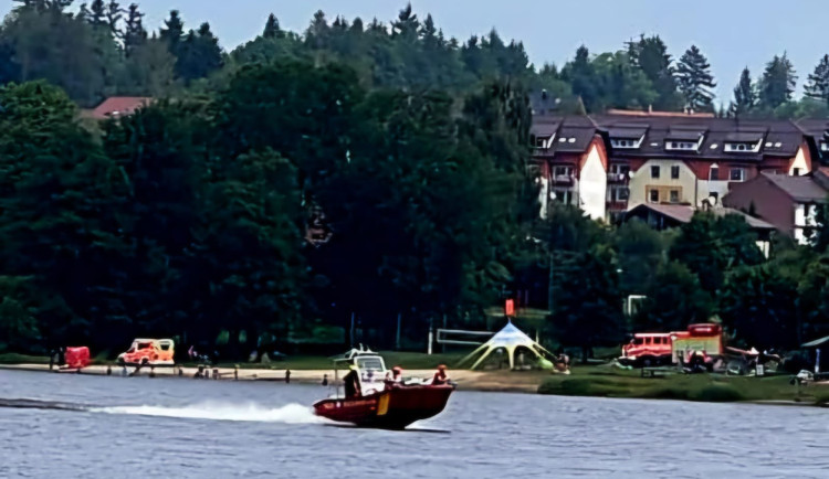 Na pláži ve Frymburku utonul starší muž