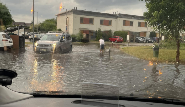 Bouřky pustoší Královéhradecký kraj. Hasiči zasahují u desítek událostí