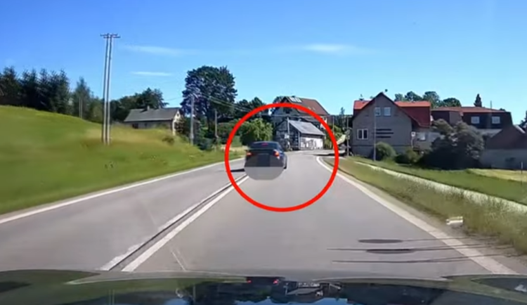 Za rychlost a předjíždění přišel o řidičský průkaz. Na tachometru měl 150 kilometrů v hodině