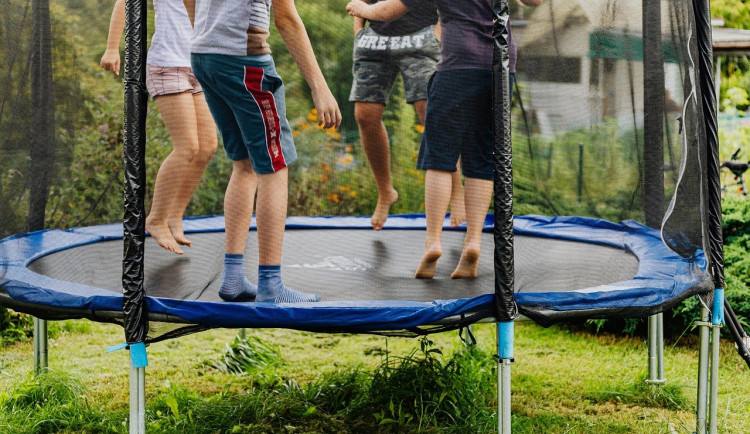 Letní úrazy u dětí. Strašákem traumatologů jsou i letos trampolíny a skákací hrady