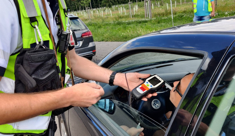 Policisté z dálničních oddělení odhalili řadu vážných přestupků. Šlo o alkohol i drogy