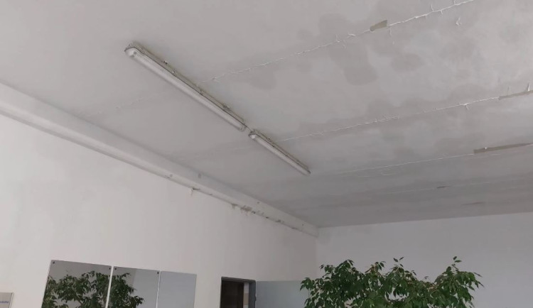 Bouřky poškodily městský majetek v Hradci Králové. Voda se vehnala i do plaveckého bazénu